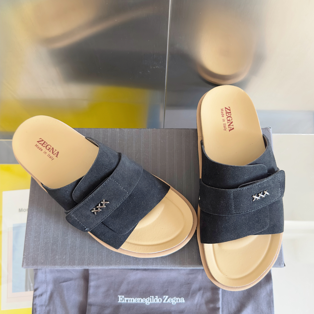 顶级版本：男款
ZEGNA 杰尼亚 xxx系列 一字 厚底 老钱风 凉拖鞋
原版购入开发 做货 这款ze