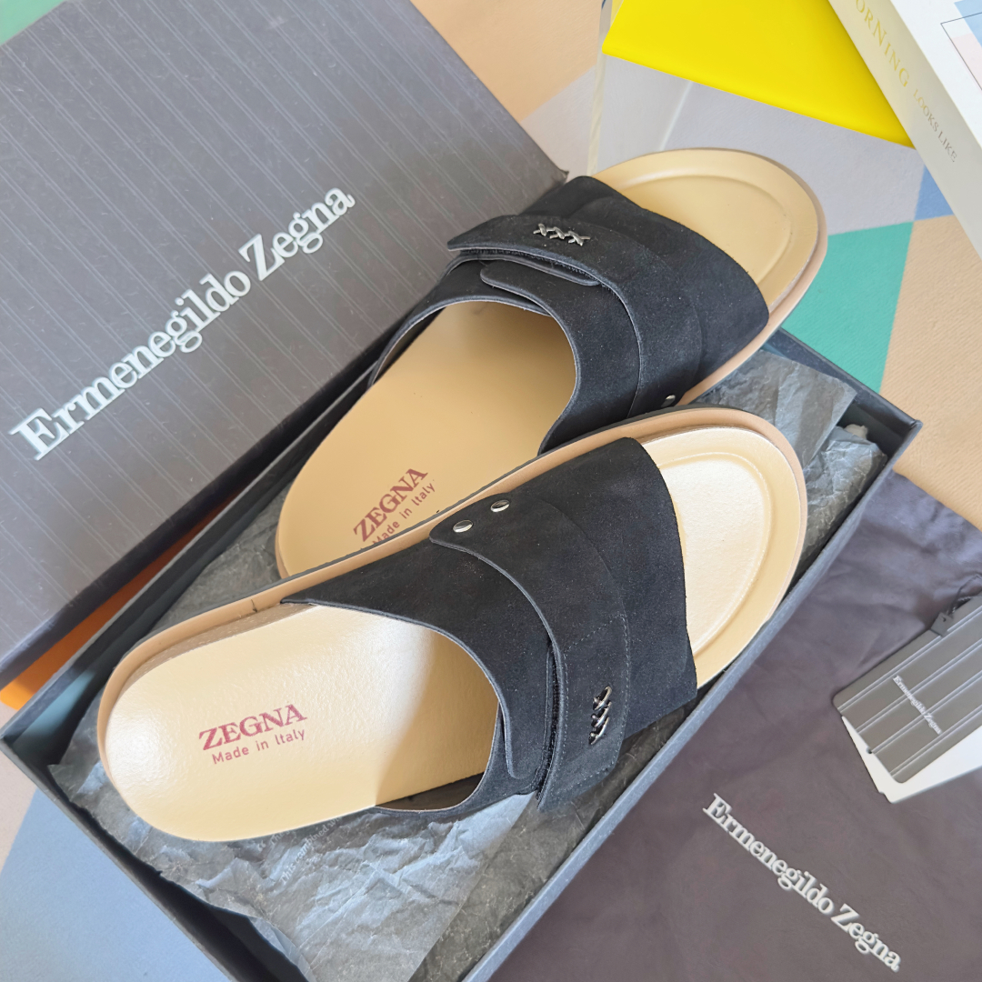 顶级版本：男款
ZEGNA 杰尼亚 xxx系列 一字 厚底 老钱风 凉拖鞋
原版购入开发 做货 这款ze