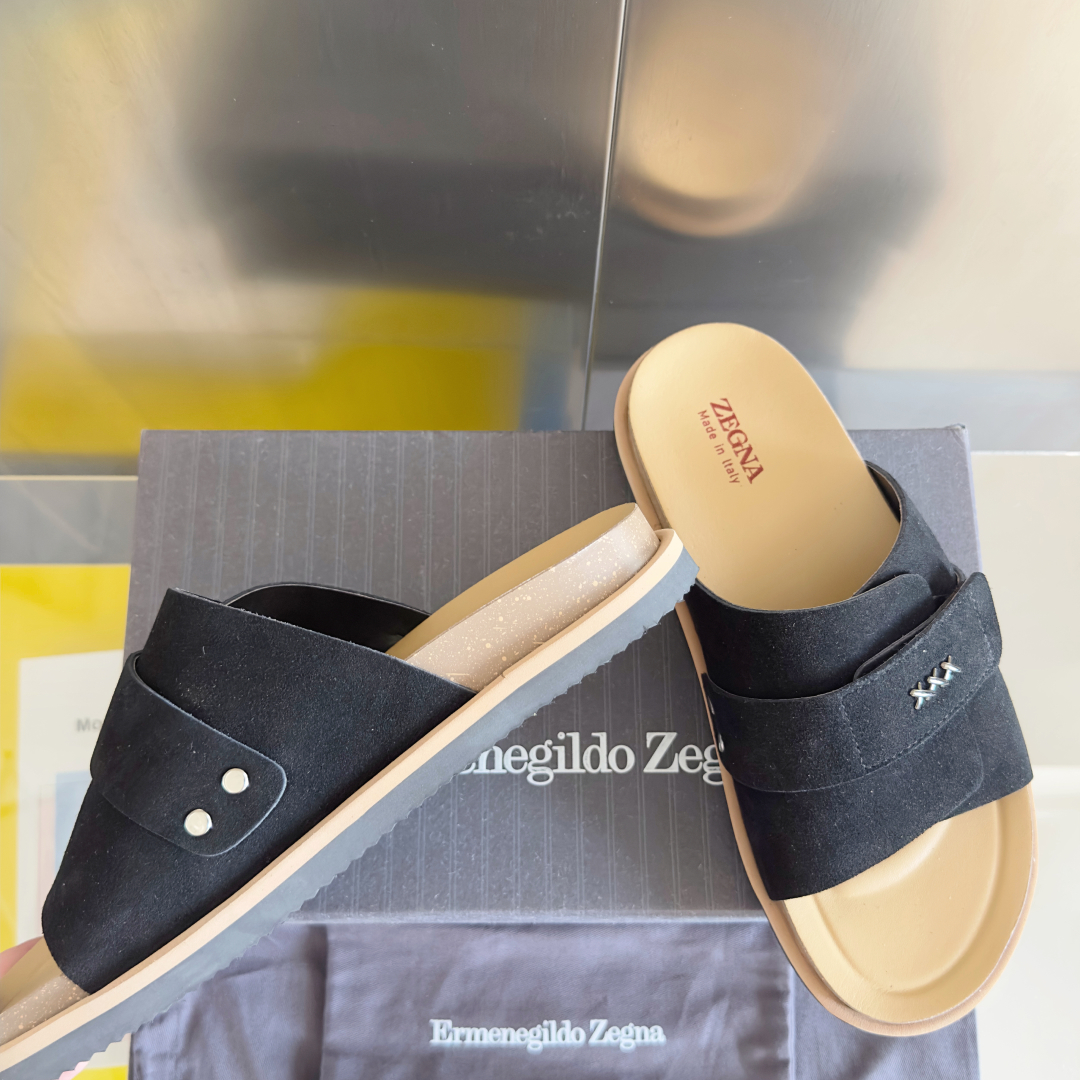 顶级版本：男款
ZEGNA 杰尼亚 xxx系列 一字 厚底 老钱风 凉拖鞋
原版购入开发 做货 这款ze