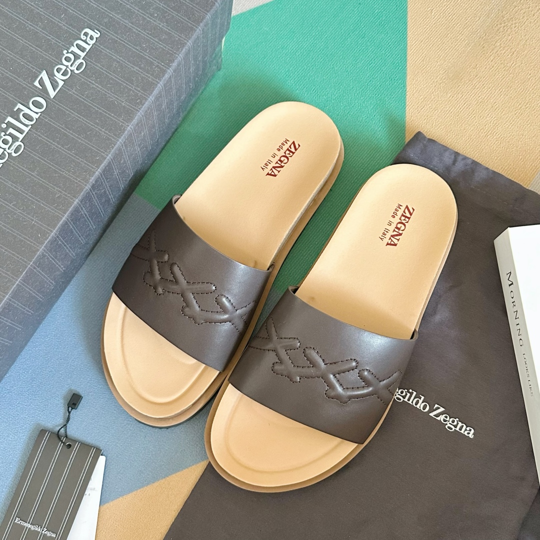 顶级版本：男款
ZEGNA 杰尼亚 xxx系列 一字 厚底 老钱风 凉拖鞋
原版购入开发 做货 这款ze