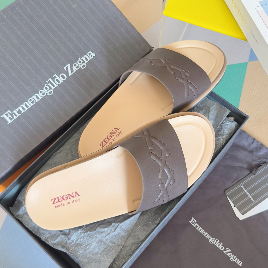 顶级版本：男款
ZEGNA 杰尼亚 xxx系列 一字 厚底 老钱风 凉拖鞋
原版购入开发 做货 这款ze