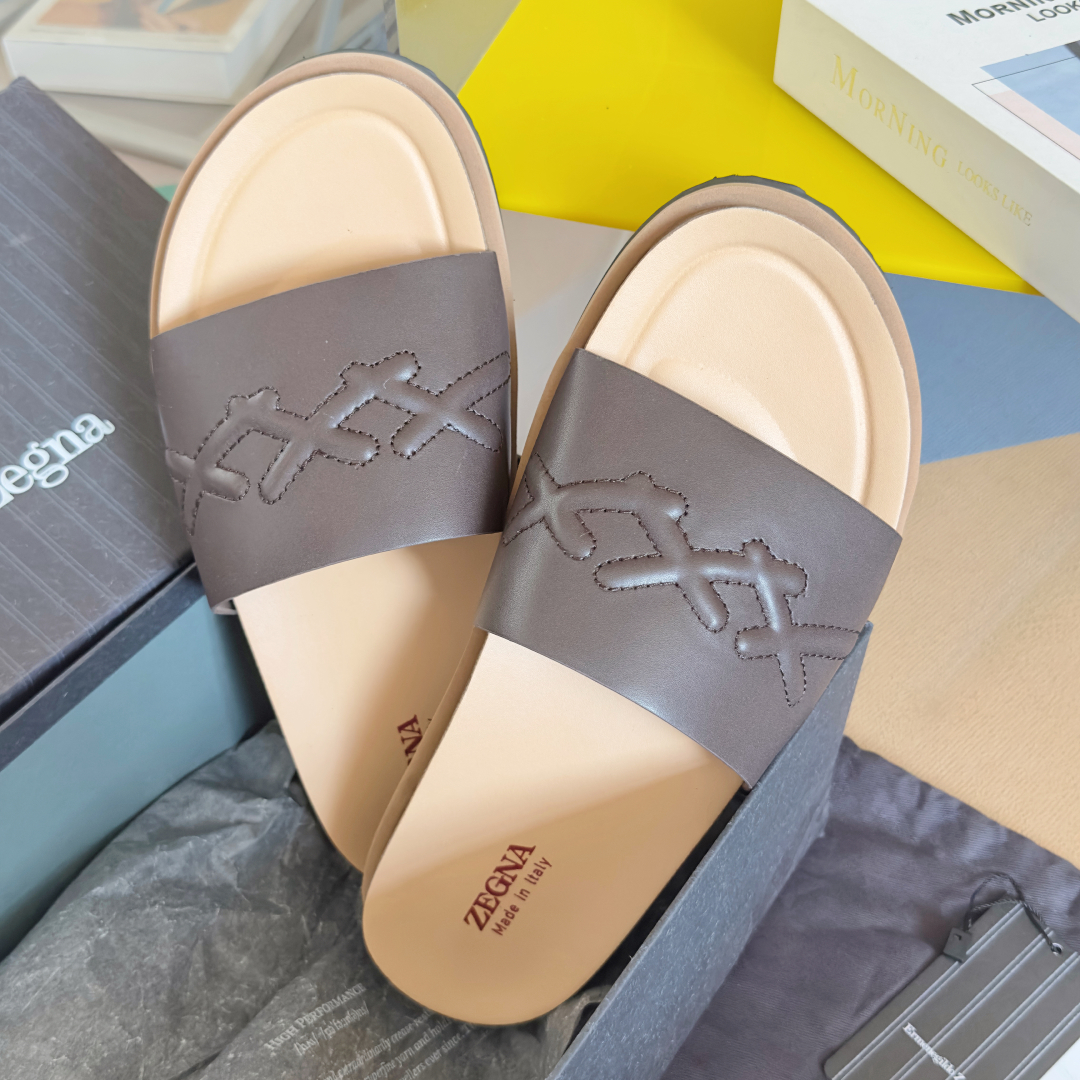 顶级版本：男款
ZEGNA 杰尼亚 xxx系列 一字 厚底 老钱风 凉拖鞋
原版购入开发 做货 这款ze