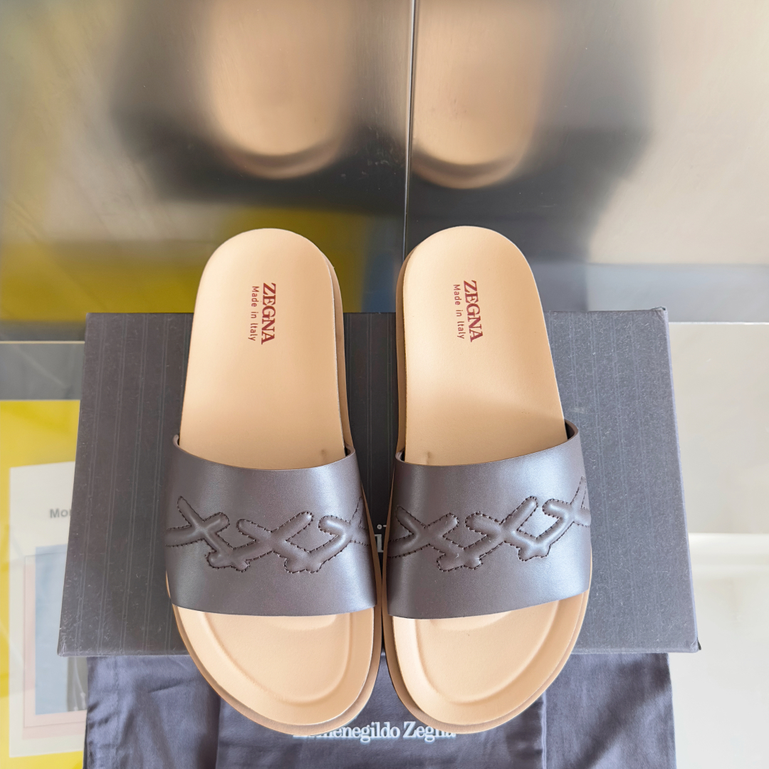 顶级版本：男款
ZEGNA 杰尼亚 xxx系列 一字 厚底 老钱风 凉拖鞋
原版购入开发 做货 这款ze