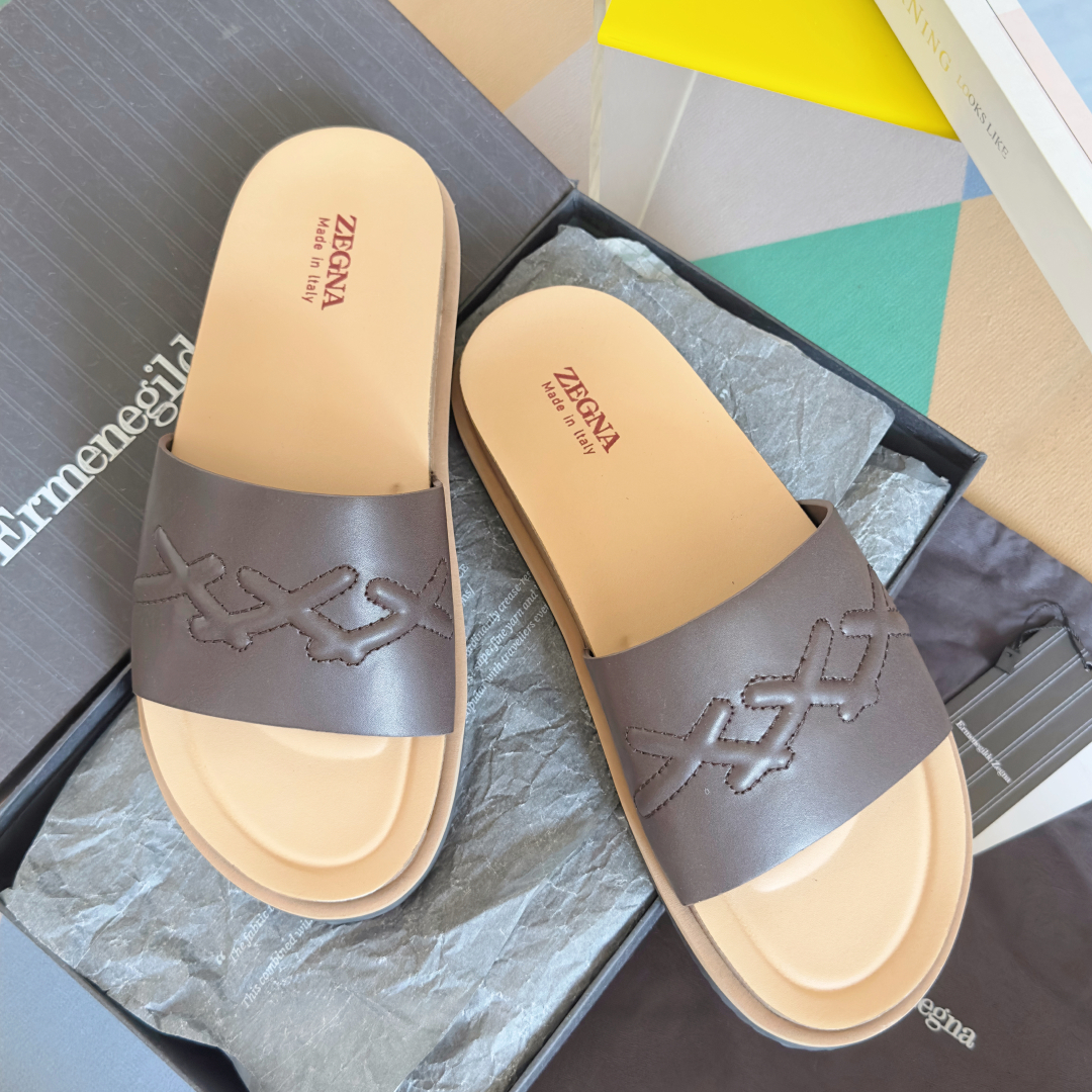 顶级版本：男款
ZEGNA 杰尼亚 xxx系列 一字 厚底 老钱风 凉拖鞋
原版购入开发 做货 这款ze