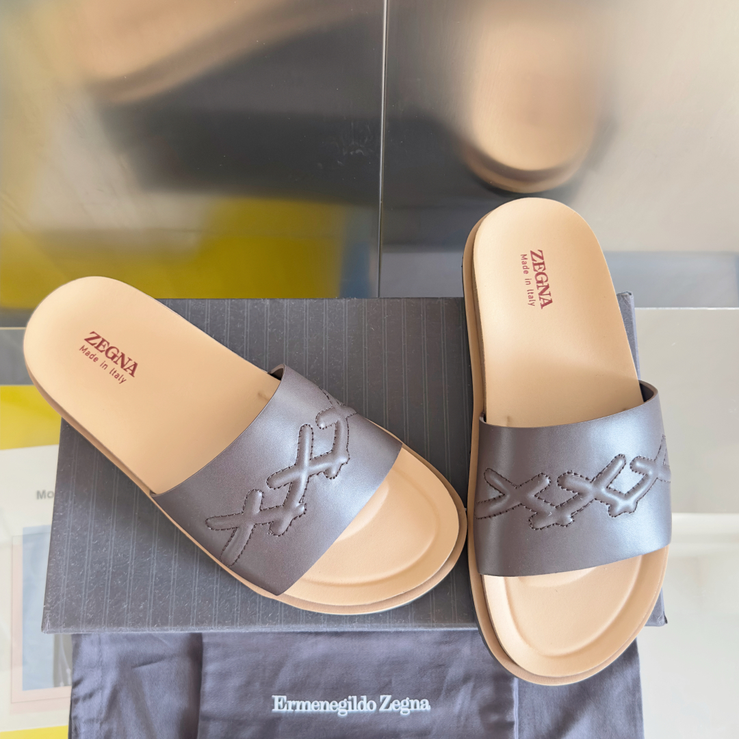 顶级版本：男款
ZEGNA 杰尼亚 xxx系列 一字 厚底 老钱风 凉拖鞋
原版购入开发 做货 这款ze