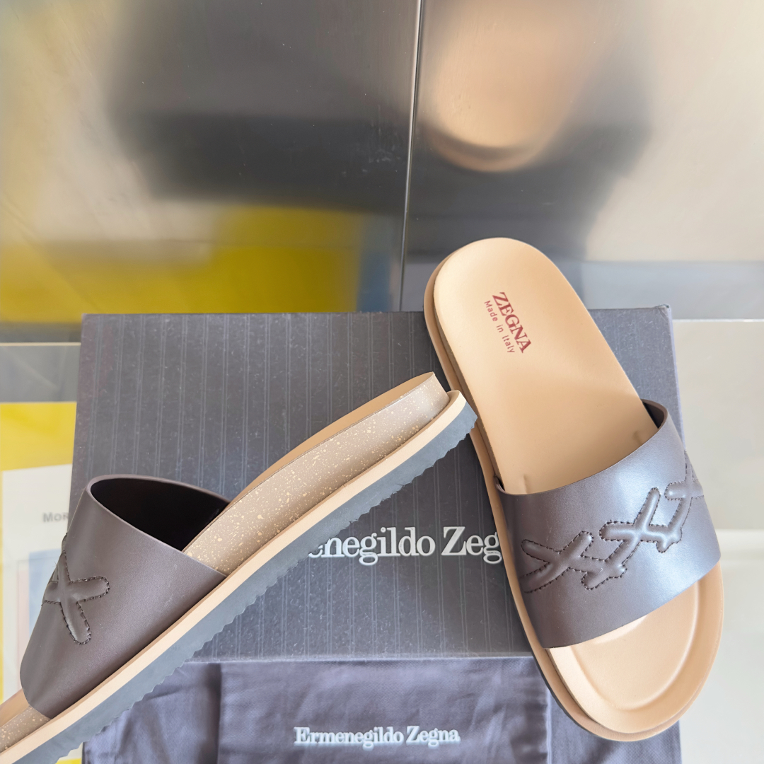 顶级版本：男款
ZEGNA 杰尼亚 xxx系列 一字 厚底 老钱风 凉拖鞋
原版购入开发 做货 这款ze
