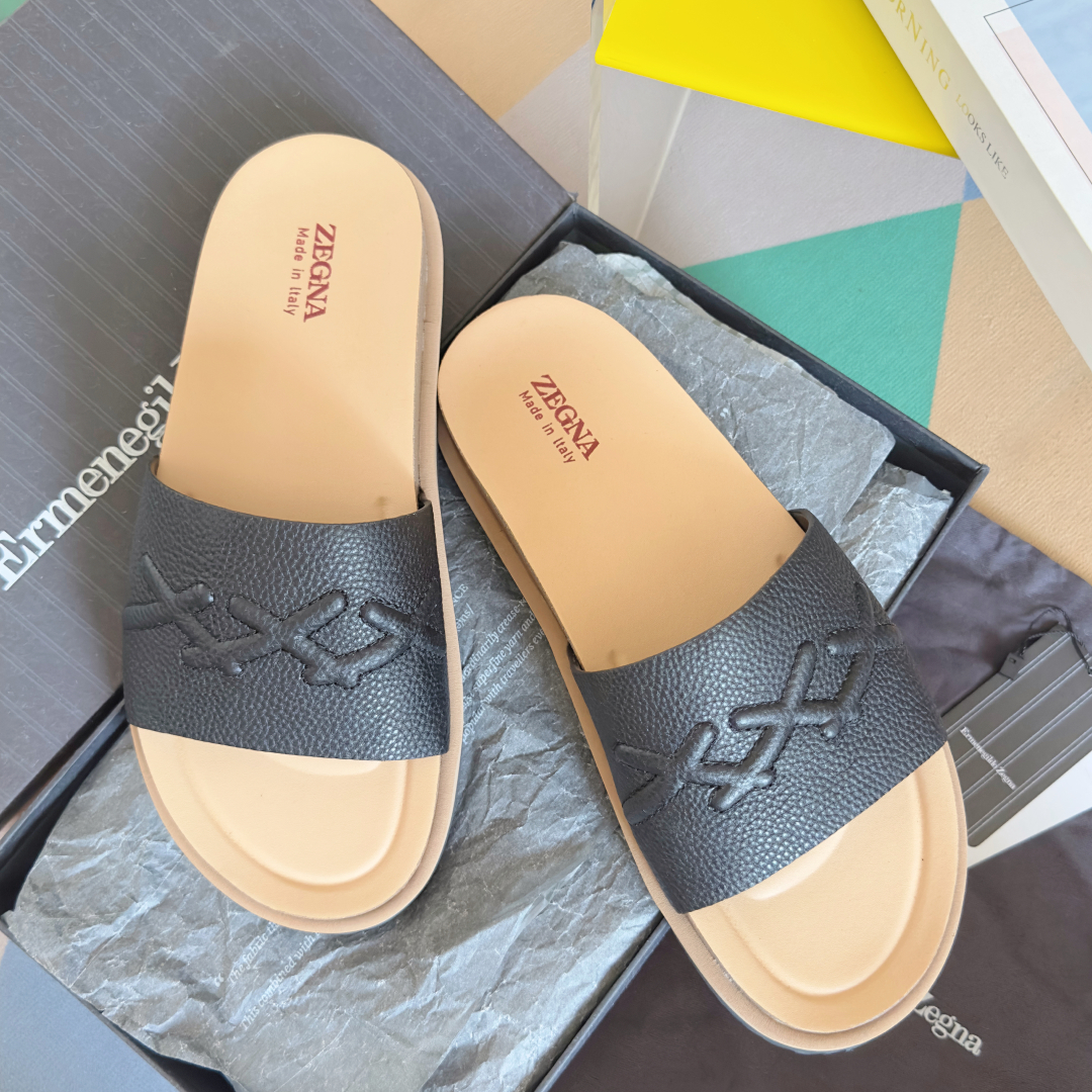 顶级版本：男款
ZEGNA 杰尼亚 xxx系列 一字 厚底 老钱风 凉拖鞋
原版购入开发 做货 这款ze