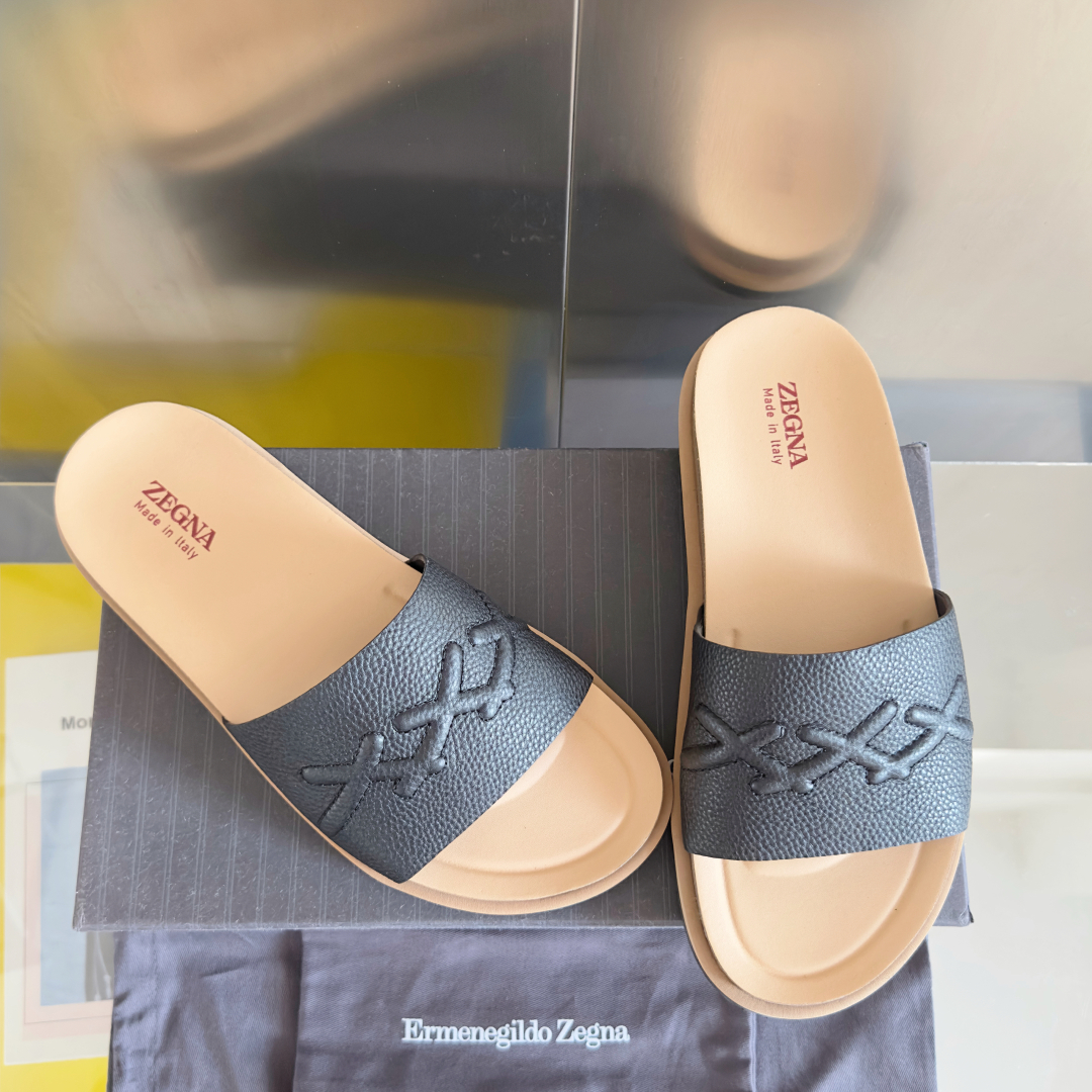 顶级版本：男款
ZEGNA 杰尼亚 xxx系列 一字 厚底 老钱风 凉拖鞋
原版购入开发 做货 这款ze