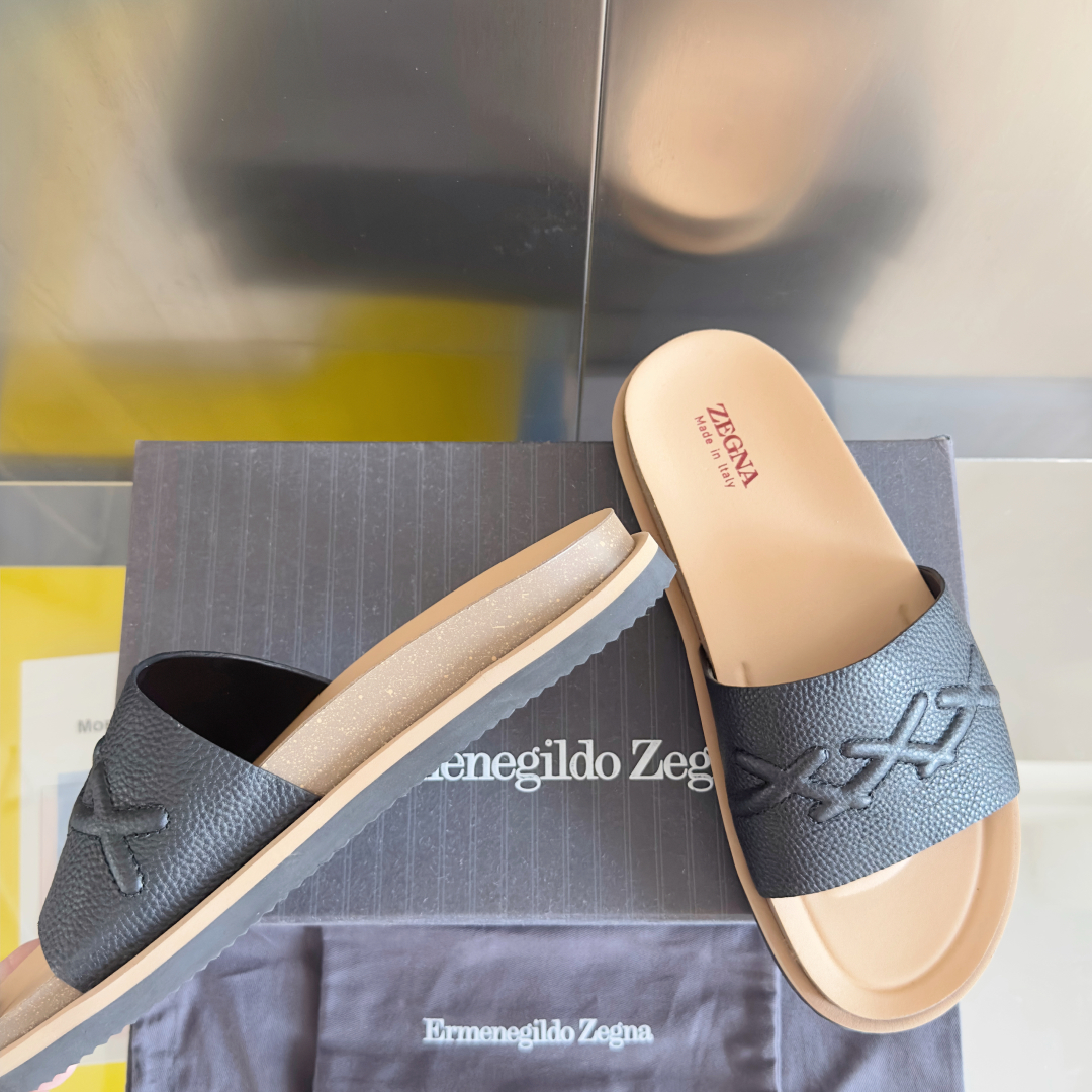 顶级版本：男款
ZEGNA 杰尼亚 xxx系列 一字 厚底 老钱风 凉拖鞋
原版购入开发 做货 这款ze
