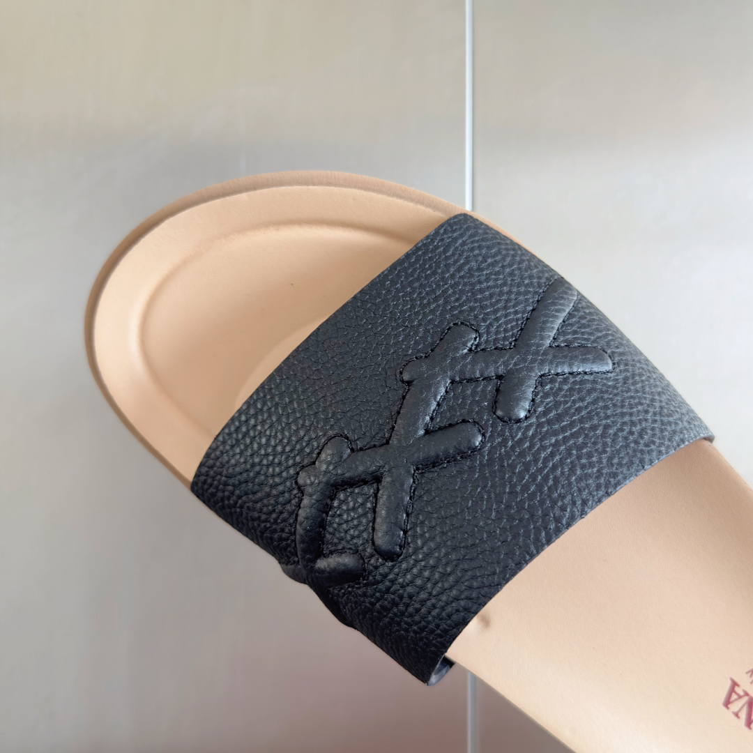 顶级版本：男款
ZEGNA 杰尼亚 xxx系列 一字 厚底 老钱风 凉拖鞋
原版购入开发 做货 这款ze