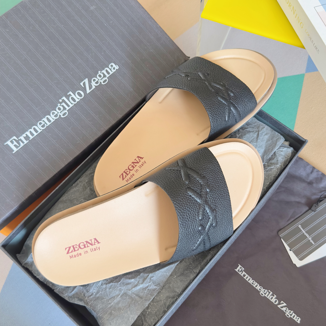 顶级版本：男款
ZEGNA 杰尼亚 xxx系列 一字 厚底 老钱风 凉拖鞋
原版购入开发 做货 这款ze