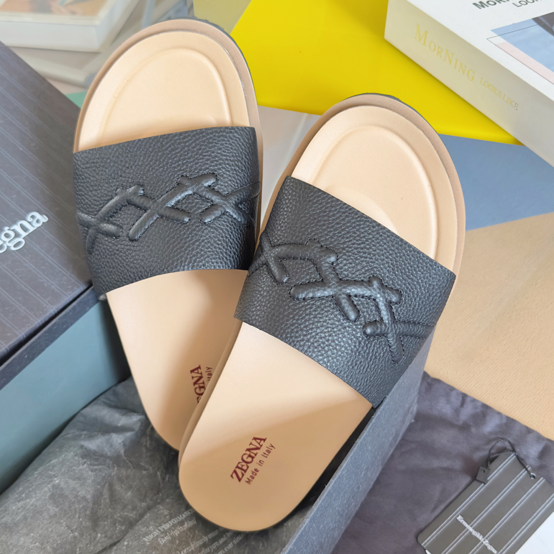 顶级版本：男款
ZEGNA 杰尼亚 xxx系列 一字 厚底 老钱风 凉拖鞋
原版购入开发 做货 这款ze