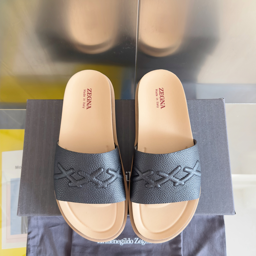 顶级版本：男款
ZEGNA 杰尼亚 xxx系列 一字 厚底 老钱风 凉拖鞋
原版购入开发 做货 这款ze