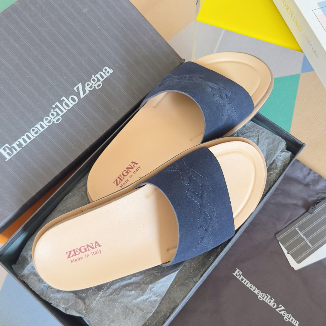 顶级版本：男款
ZEGNA 杰尼亚 xxx系列 一字 厚底 老钱风 凉拖鞋
原版购入开发 做货 这款ze