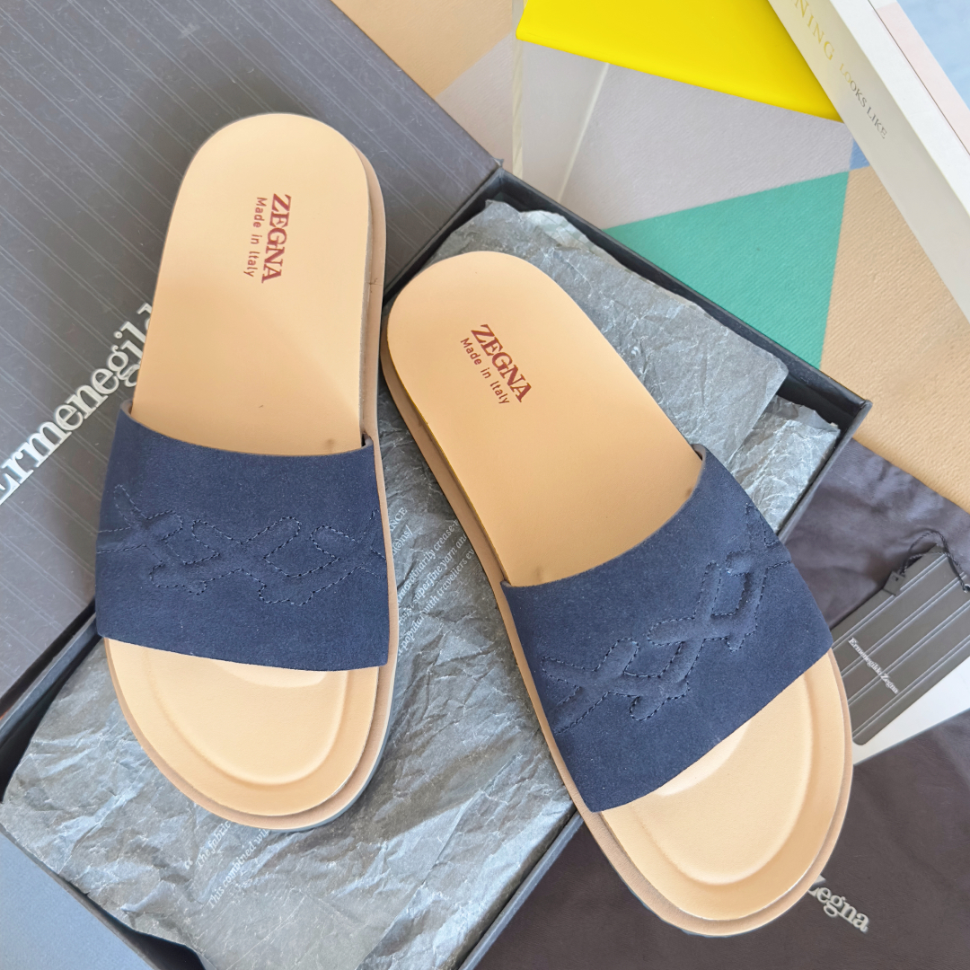 顶级版本：男款
ZEGNA 杰尼亚 xxx系列 一字 厚底 老钱风 凉拖鞋
原版购入开发 做货 这款ze