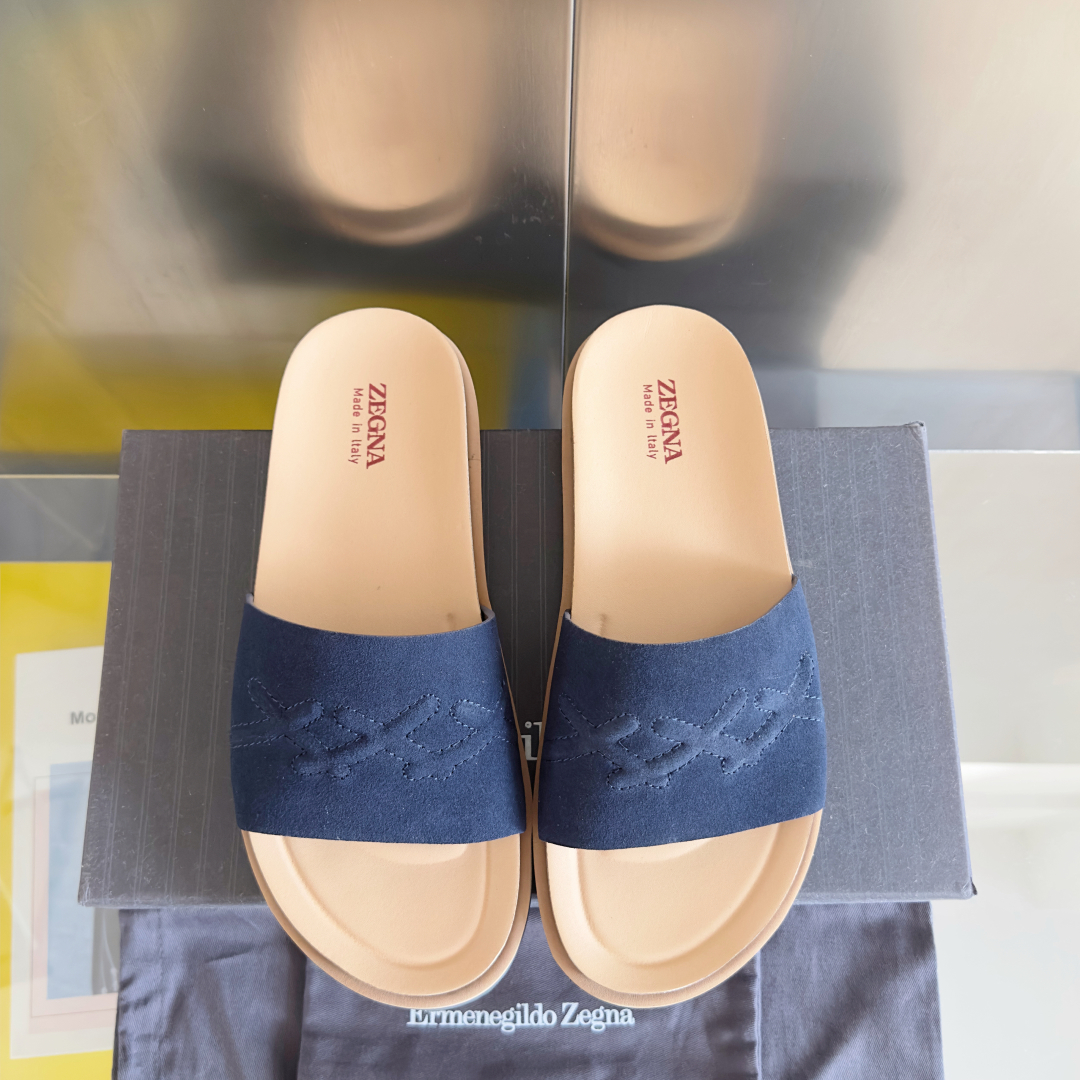 顶级版本：男款
ZEGNA 杰尼亚 xxx系列 一字 厚底 老钱风 凉拖鞋
原版购入开发 做货 这款ze