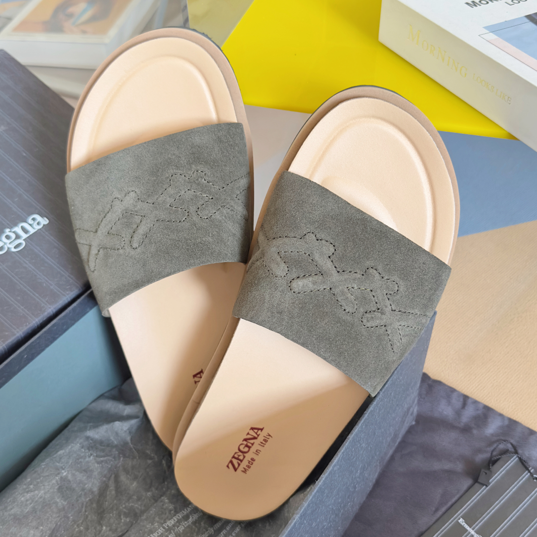 顶级版本：男款
ZEGNA 杰尼亚 xxx系列 一字 厚底 老钱风 凉拖鞋
原版购入开发 做货 这款ze