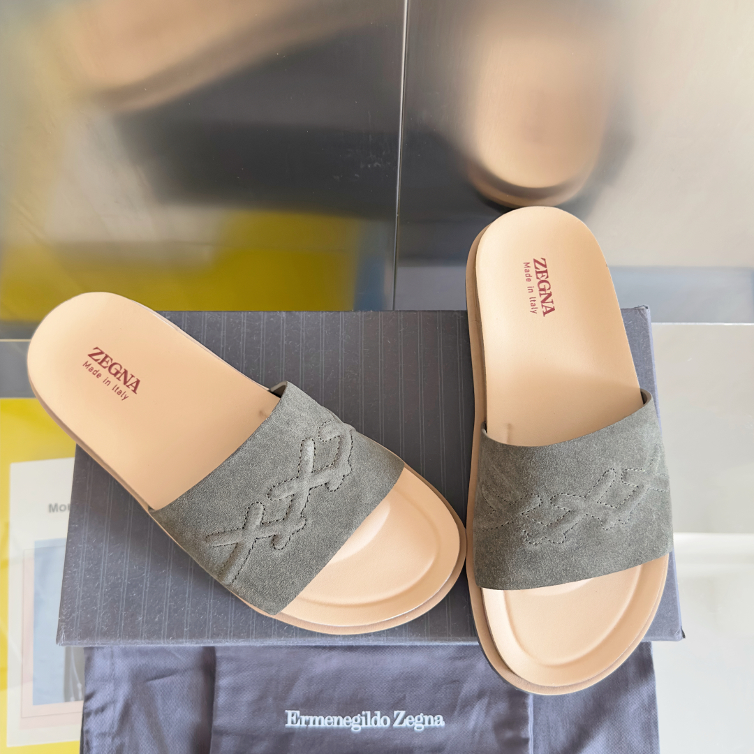 顶级版本：男款
ZEGNA 杰尼亚 xxx系列 一字 厚底 老钱风 凉拖鞋
原版购入开发 做货 这款ze