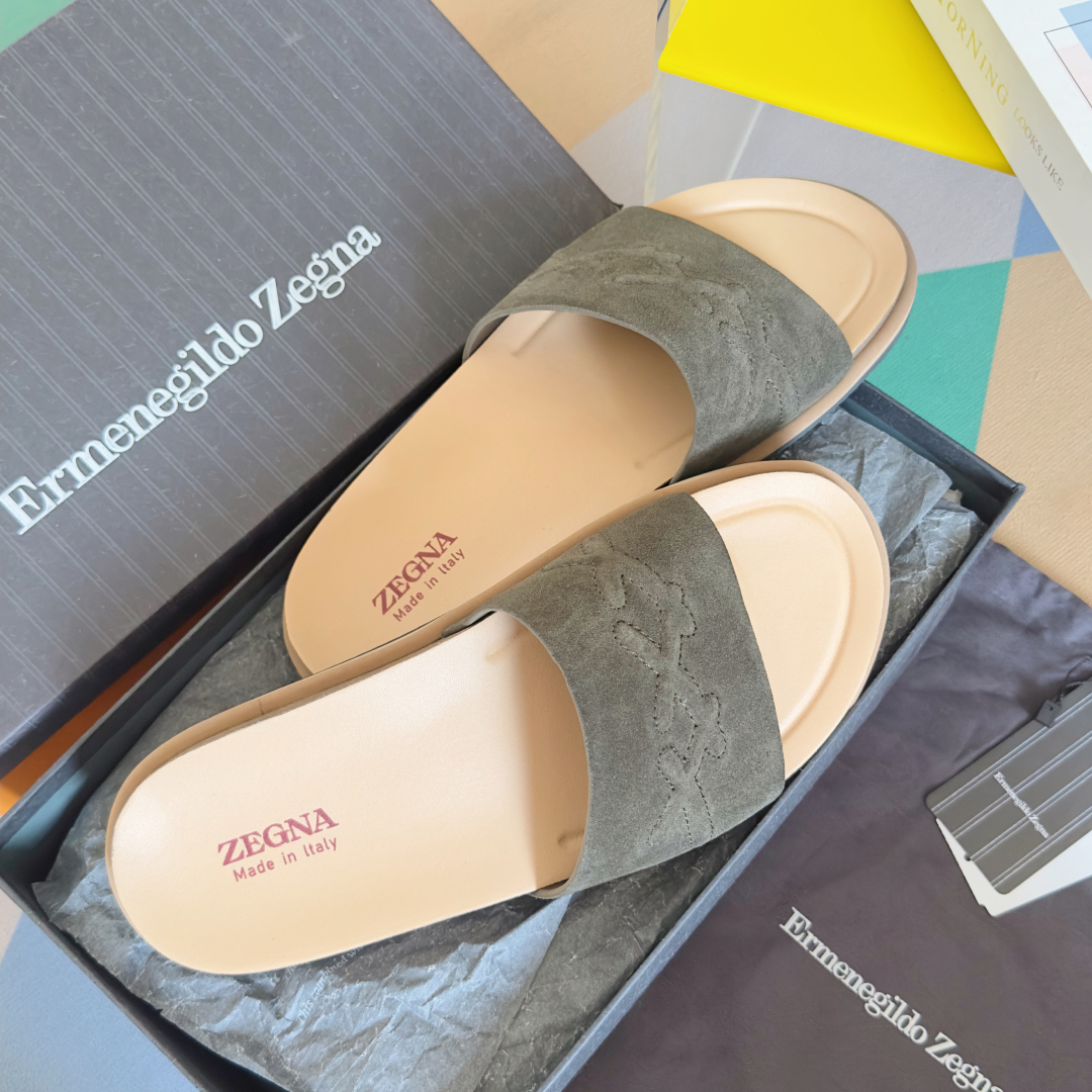 顶级版本：男款
ZEGNA 杰尼亚 xxx系列 一字 厚底 老钱风 凉拖鞋
原版购入开发 做货 这款ze