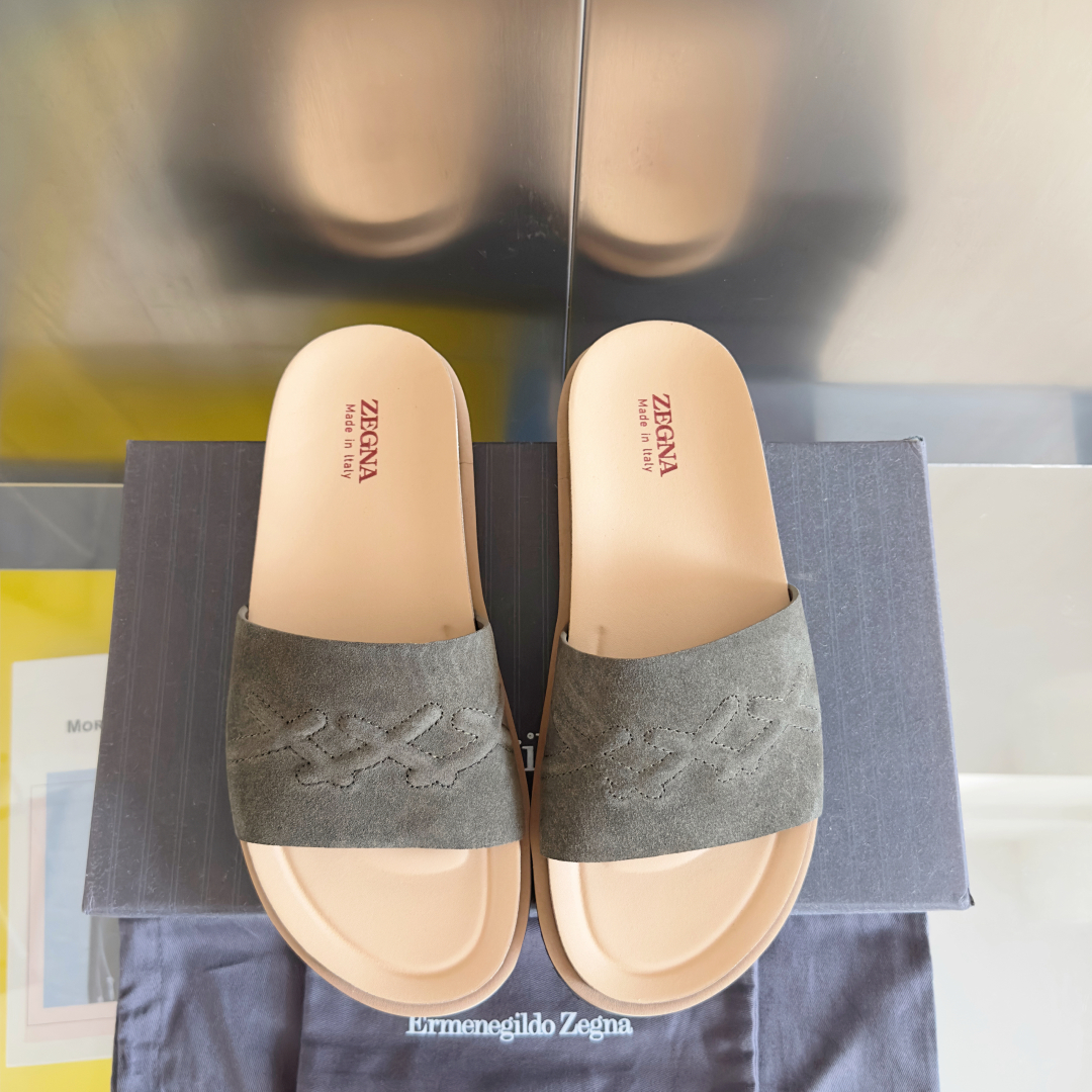 顶级版本：男款
ZEGNA 杰尼亚 xxx系列 一字 厚底 老钱风 凉拖鞋
原版购入开发 做货 这款ze