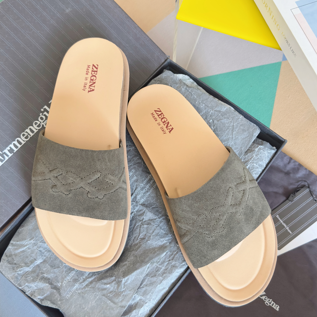 顶级版本：男款
ZEGNA 杰尼亚 xxx系列 一字 厚底 老钱风 凉拖鞋
原版购入开发 做货 这款ze