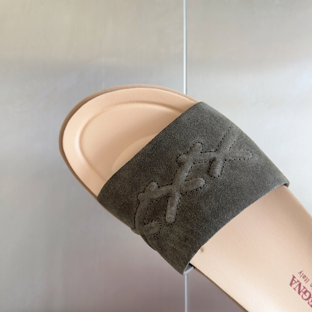 顶级版本：男款
ZEGNA 杰尼亚 xxx系列 一字 厚底 老钱风 凉拖鞋
原版购入开发 做货 这款ze