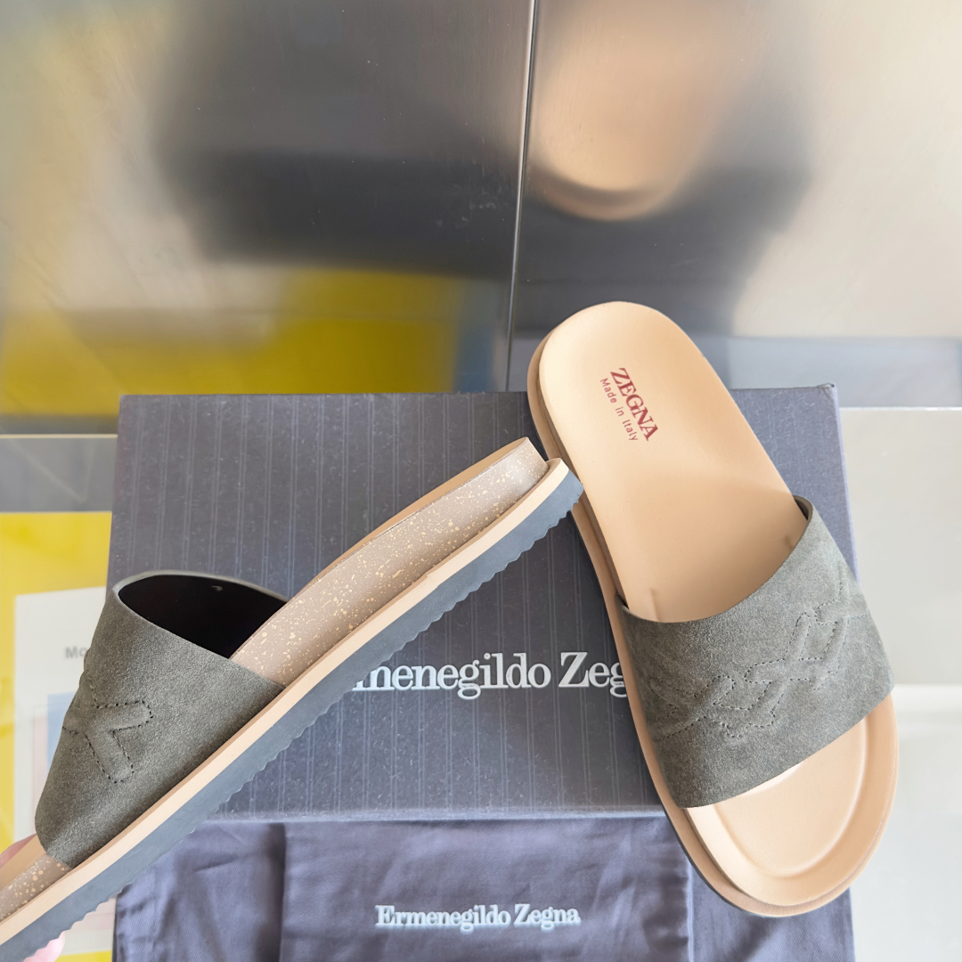 顶级版本：男款
ZEGNA 杰尼亚 xxx系列 一字 厚底 老钱风 凉拖鞋
原版购入开发 做货 这款ze
