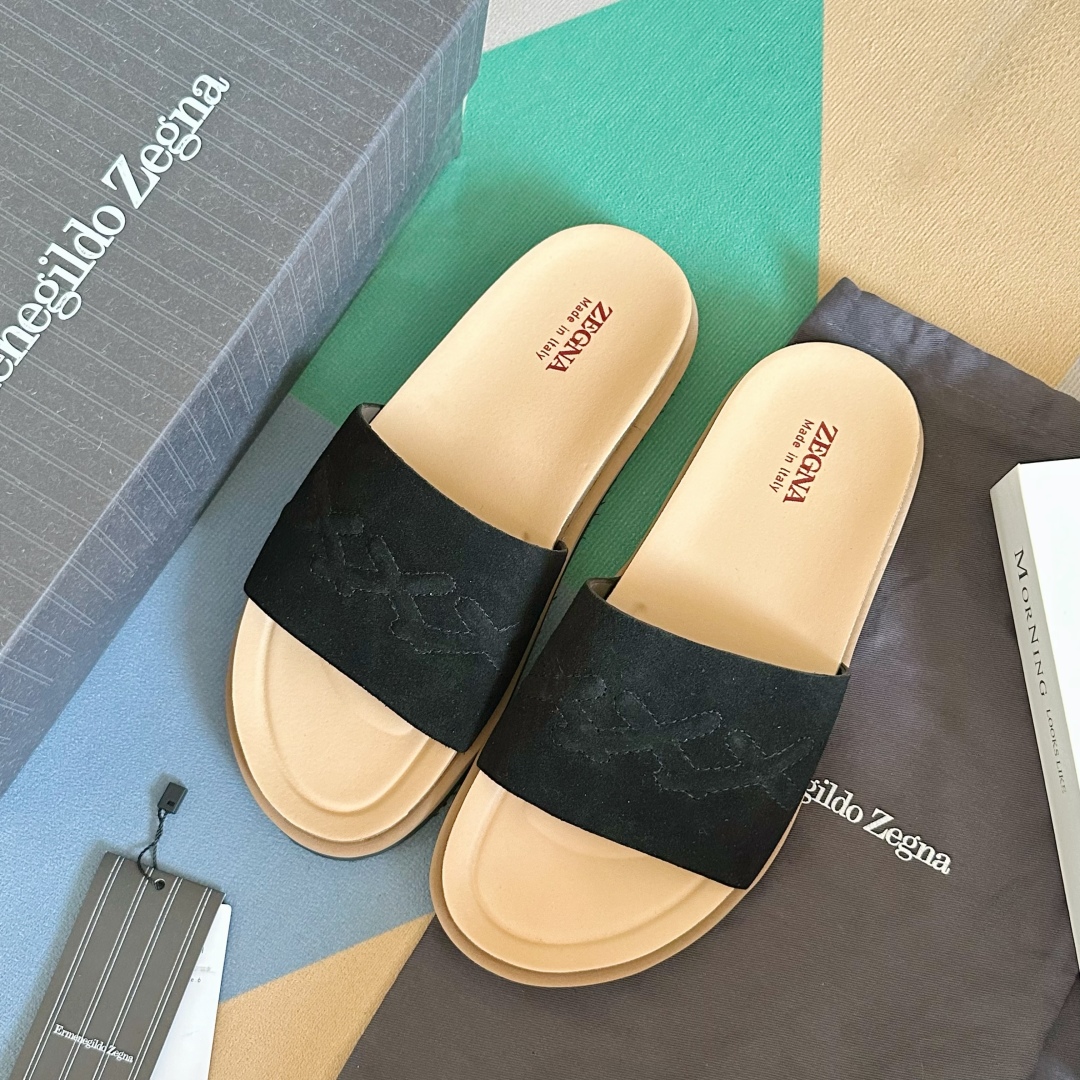 顶级版本：男款
ZEGNA 杰尼亚 xxx系列 一字 厚底 老钱风 凉拖鞋
原版购入开发 做货 这款ze