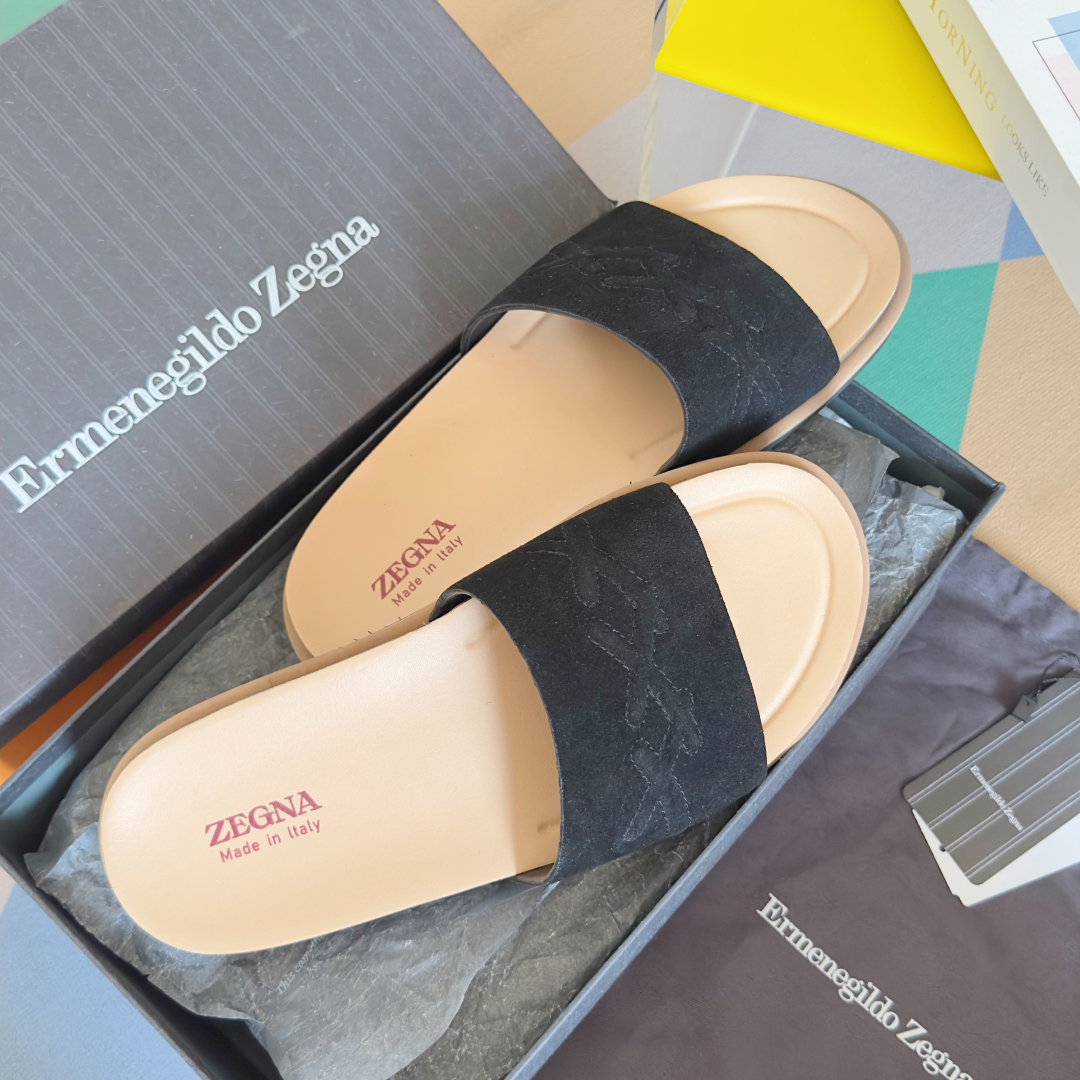 顶级版本：男款
ZEGNA 杰尼亚 xxx系列 一字 厚底 老钱风 凉拖鞋
原版购入开发 做货 这款ze