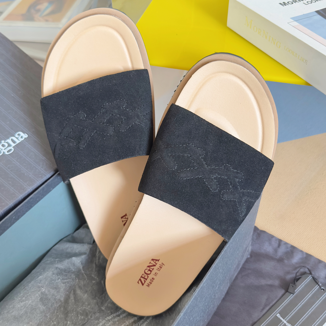 顶级版本：男款
ZEGNA 杰尼亚 xxx系列 一字 厚底 老钱风 凉拖鞋
原版购入开发 做货 这款ze