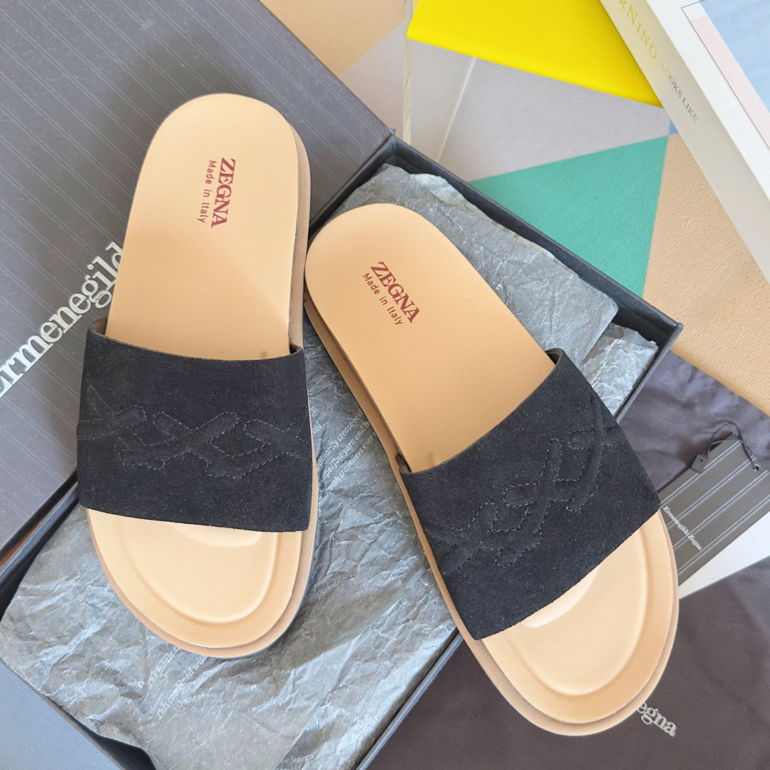 顶级版本：男款
ZEGNA 杰尼亚 xxx系列 一字 厚底 老钱风 凉拖鞋
原版购入开发 做货 这款ze