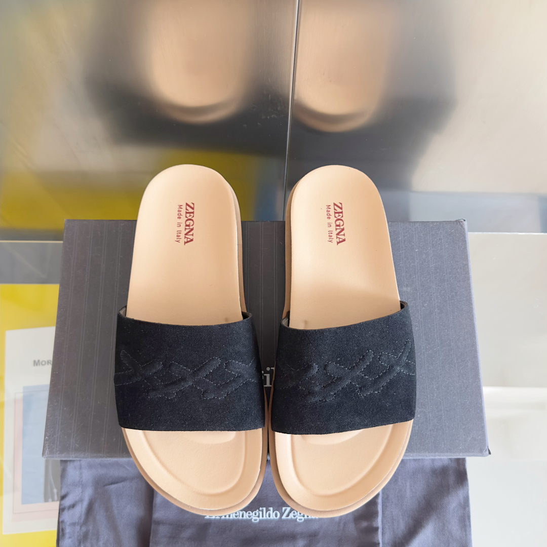 顶级版本：男款
ZEGNA 杰尼亚 xxx系列 一字 厚底 老钱风 凉拖鞋
原版购入开发 做货 这款ze