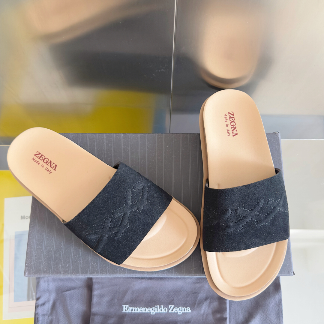 顶级版本：男款
ZEGNA 杰尼亚 xxx系列 一字 厚底 老钱风 凉拖鞋
原版购入开发 做货 这款ze