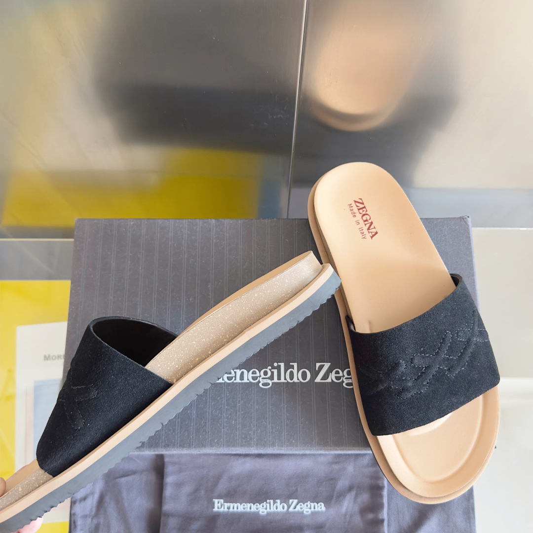 顶级版本：男款
ZEGNA 杰尼亚 xxx系列 一字 厚底 老钱风 凉拖鞋
原版购入开发 做货 这款ze