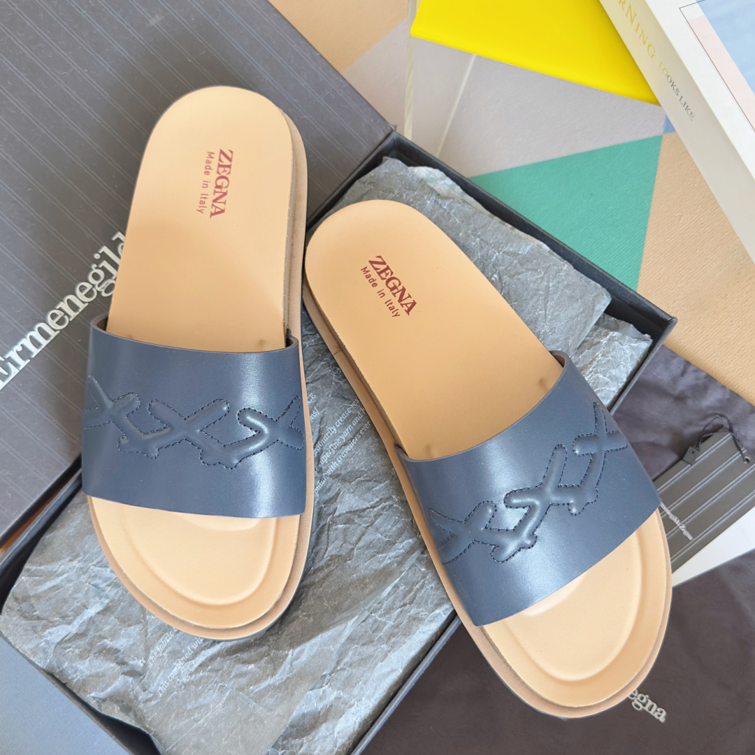 顶级版本：男款
ZEGNA 杰尼亚 xxx系列 一字 厚底 老钱风 凉拖鞋
原版购入开发 做货 这款ze