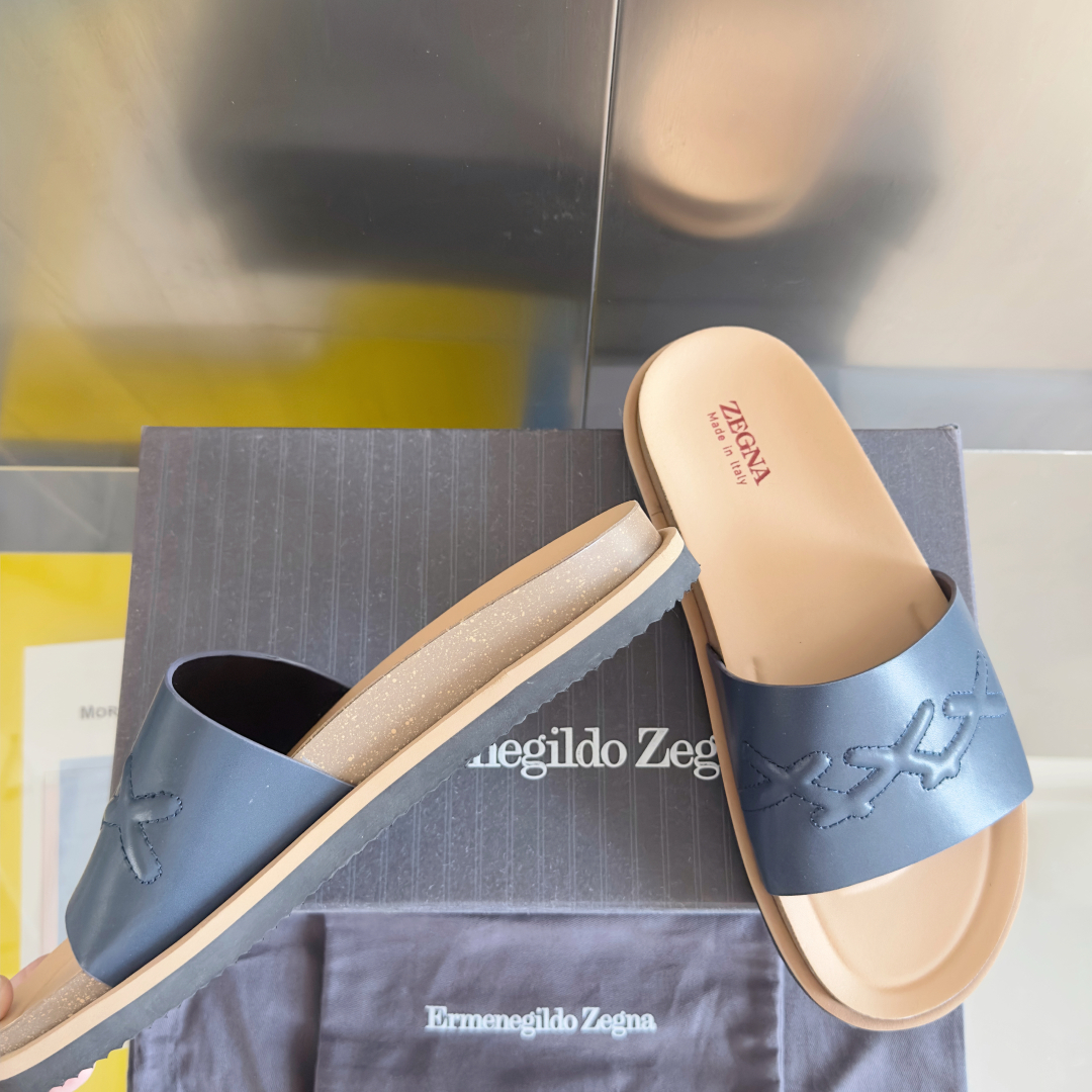 顶级版本：男款
ZEGNA 杰尼亚 xxx系列 一字 厚底 老钱风 凉拖鞋
原版购入开发 做货 这款ze
