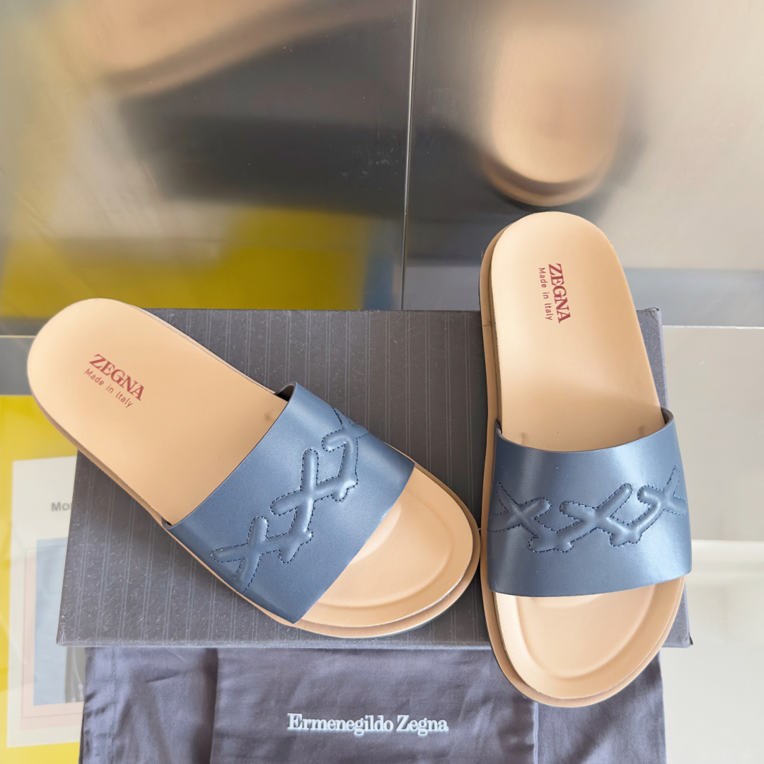 顶级版本：男款
ZEGNA 杰尼亚 xxx系列 一字 厚底 老钱风 凉拖鞋
原版购入开发 做货 这款ze