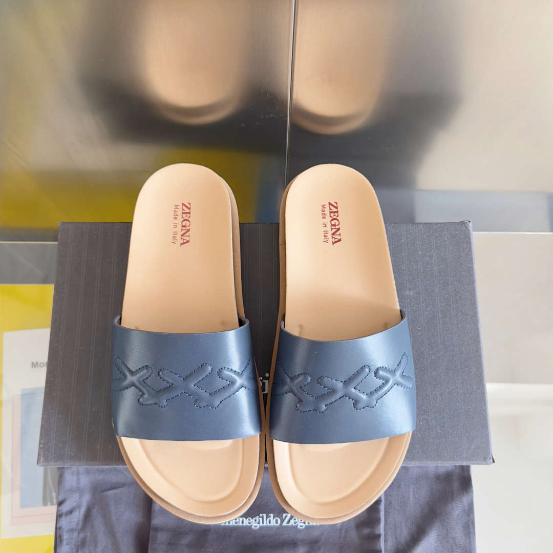 顶级版本：男款
ZEGNA 杰尼亚 xxx系列 一字 厚底 老钱风 凉拖鞋
原版购入开发 做货 这款ze