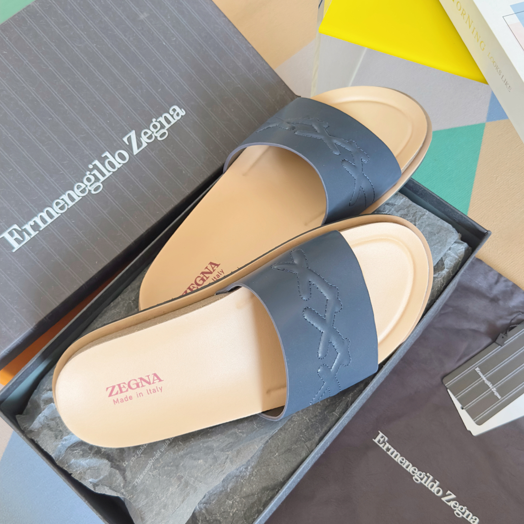 顶级版本：男款
ZEGNA 杰尼亚 xxx系列 一字 厚底 老钱风 凉拖鞋
原版购入开发 做货 这款ze