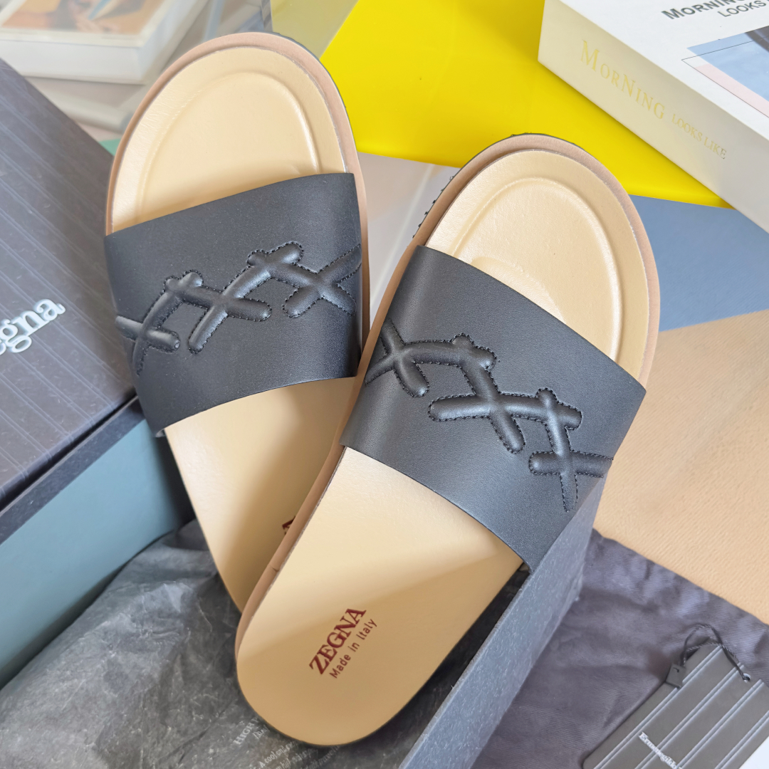 顶级版本：男款
ZEGNA 杰尼亚 xxx系列 一字 厚底 老钱风 凉拖鞋
原版购入开发 做货 这款ze