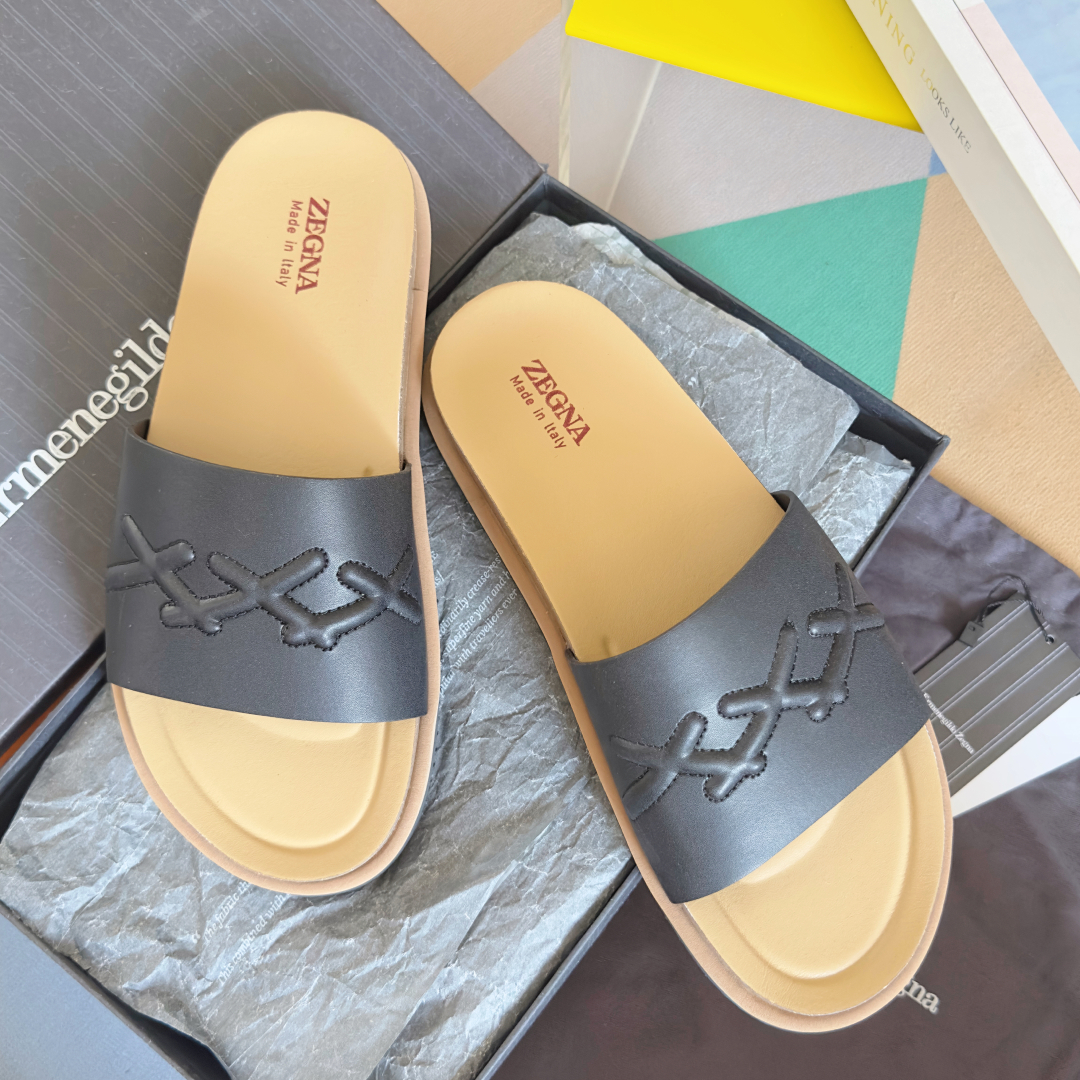 顶级版本：男款
ZEGNA 杰尼亚 xxx系列 一字 厚底 老钱风 凉拖鞋
原版购入开发 做货 这款ze