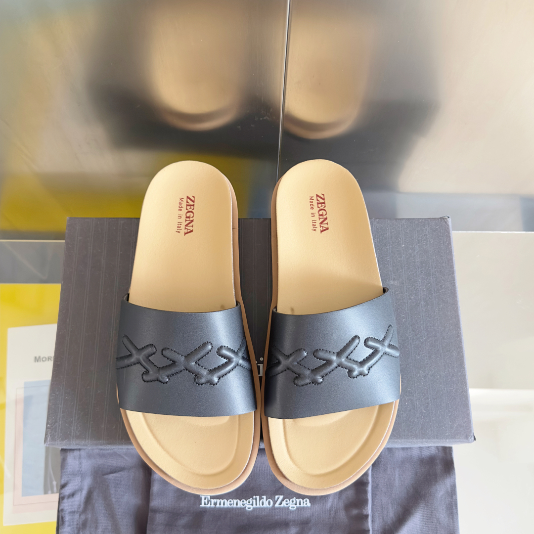 顶级版本：男款
ZEGNA 杰尼亚 xxx系列 一字 厚底 老钱风 凉拖鞋
原版购入开发 做货 这款ze