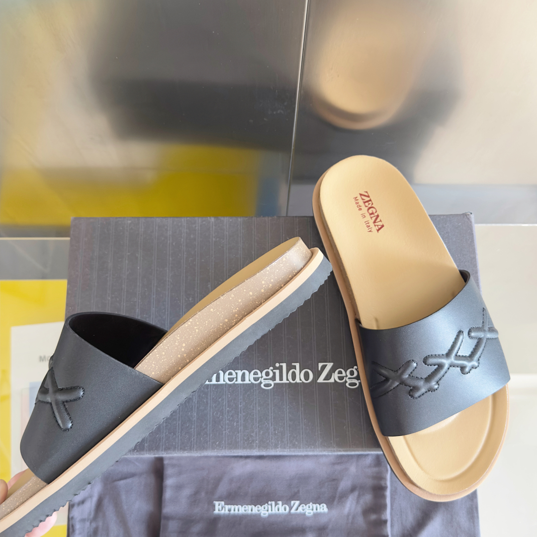 顶级版本：男款
ZEGNA 杰尼亚 xxx系列 一字 厚底 老钱风 凉拖鞋
原版购入开发 做货 这款ze