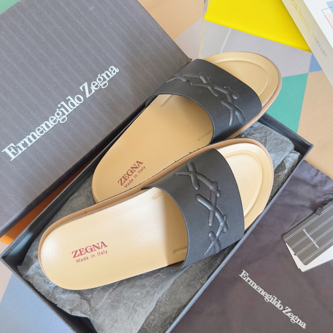 顶级版本：男款
ZEGNA 杰尼亚 xxx系列 一字 厚底 老钱风 凉拖鞋
原版购入开发 做货 这款ze