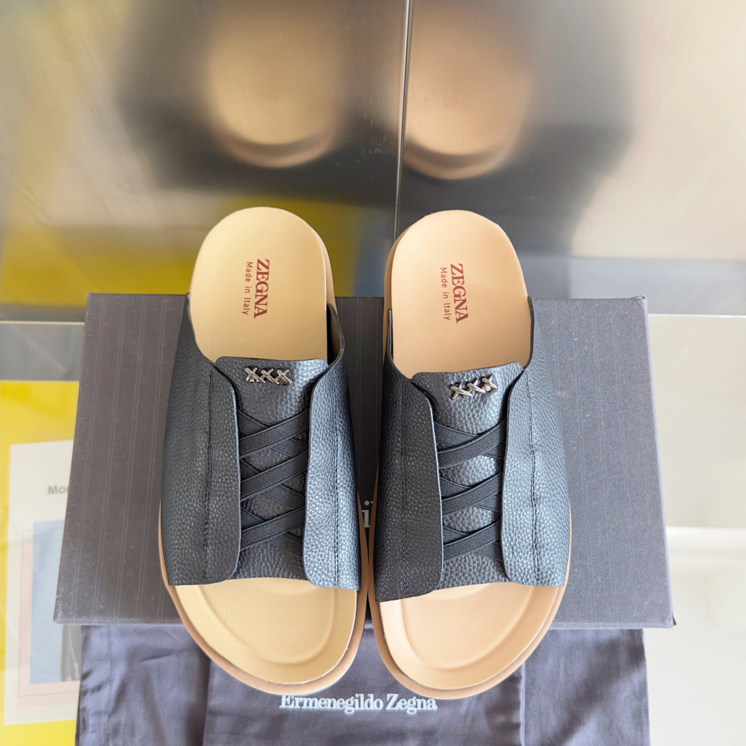 顶级版本：男款
ZEGNA 杰尼亚 xxx系列 一字 厚底 老钱风 凉拖鞋
原版购入开发 做货 这款ze