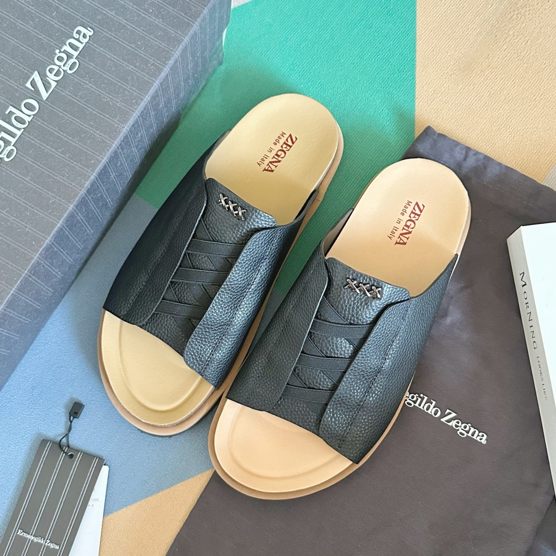 顶级版本：男款
ZEGNA 杰尼亚 xxx系列 一字 厚底 老钱风 凉拖鞋
原版购入开发 做货 这款ze