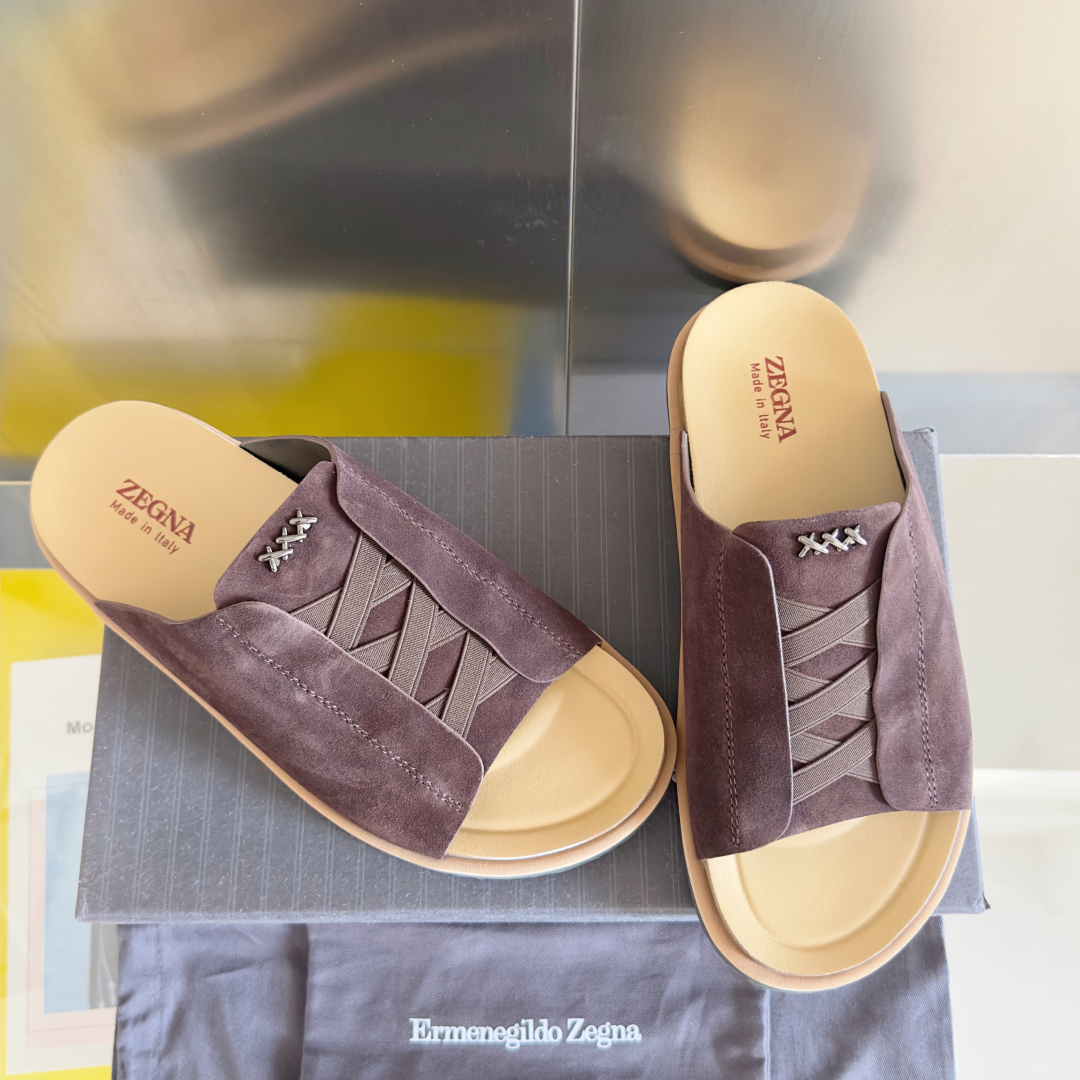 顶级版本：男款
ZEGNA 杰尼亚 xxx系列 一字 厚底 老钱风 凉拖鞋
原版购入开发 做货 这款ze