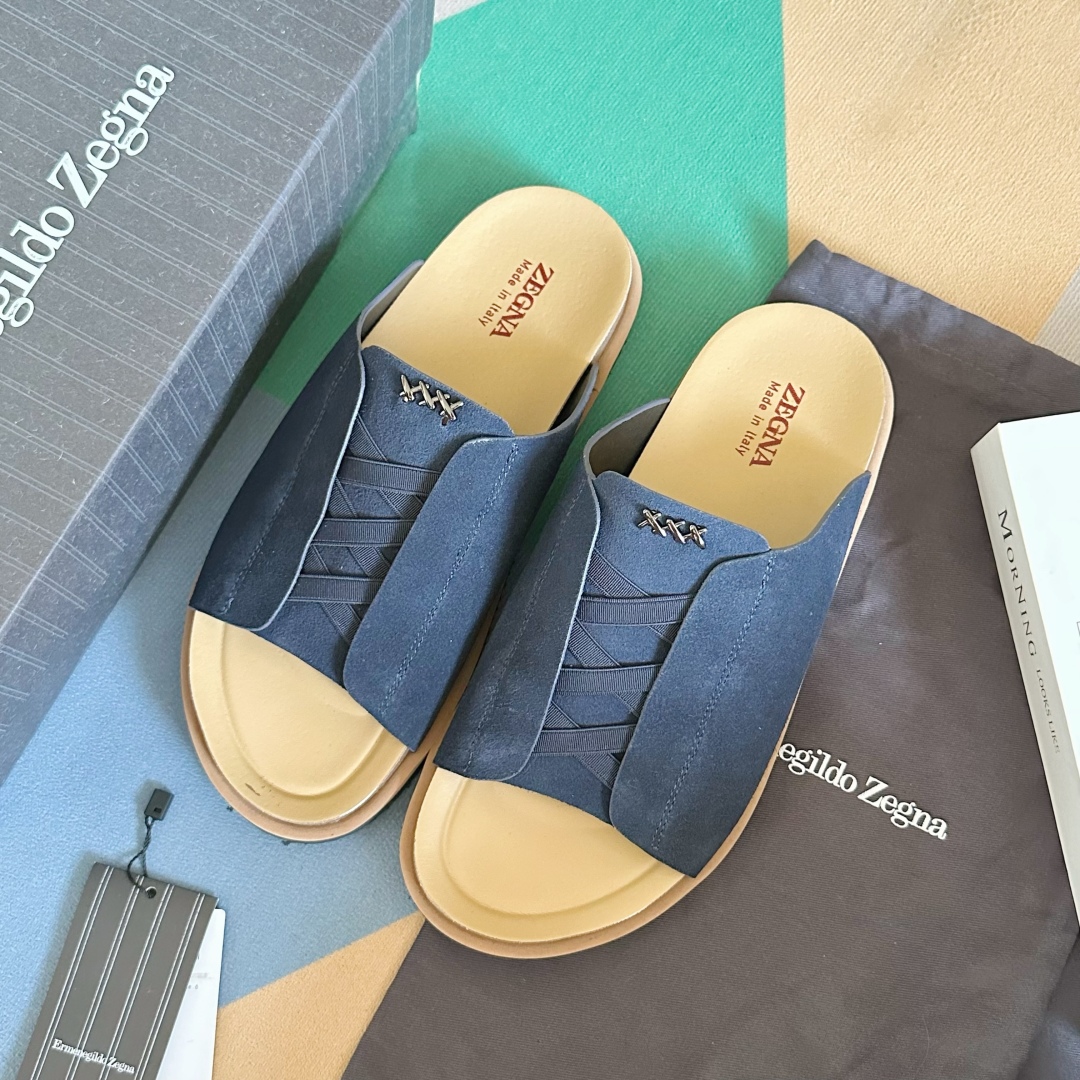 顶级版本：男款
ZEGNA 杰尼亚 xxx系列 一字 厚底 老钱风 凉拖鞋
原版购入开发 做货 这款ze