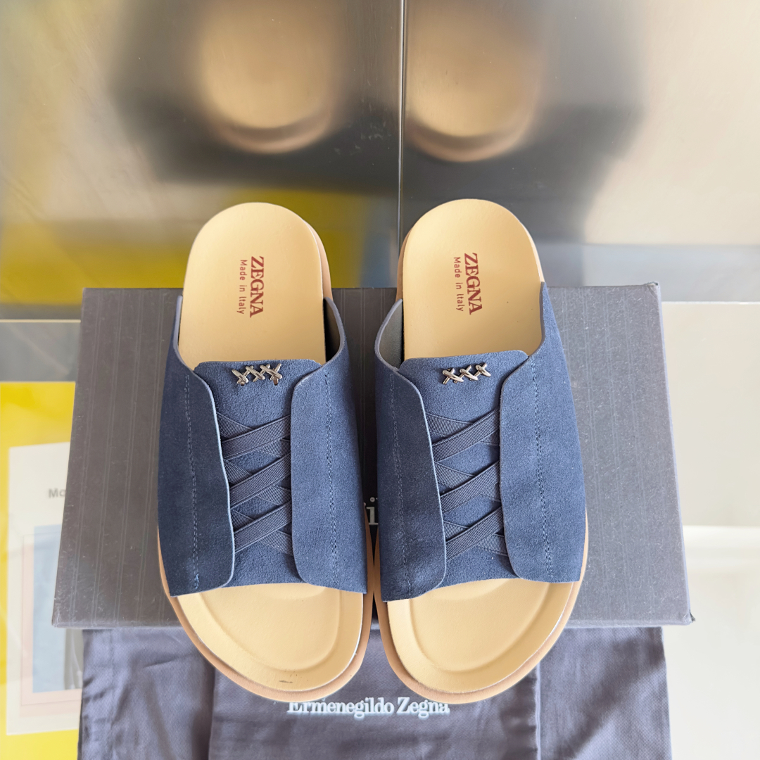 顶级版本：男款
ZEGNA 杰尼亚 xxx系列 一字 厚底 老钱风 凉拖鞋
原版购入开发 做货 这款ze
