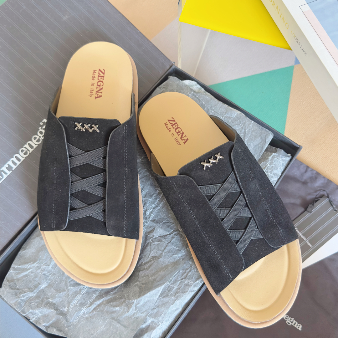 顶级版本：男款
ZEGNA 杰尼亚 xxx系列 一字 厚底 老钱风 凉拖鞋
原版购入开发 做货 这款ze